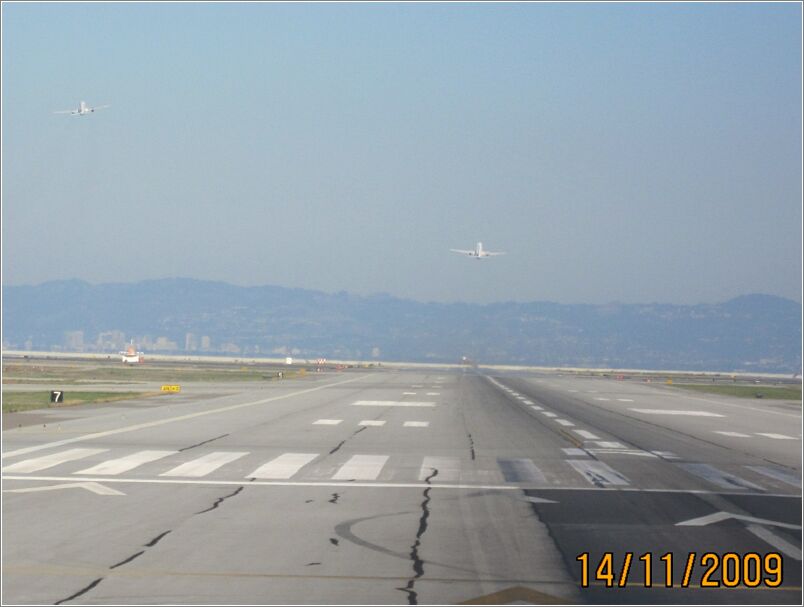 02 Afrejse San francisco - At San Franciscos lufthave er travlt besat ses her! 2 startbanen med ca 100 meters melemrum... og to fly der letter samtidig!